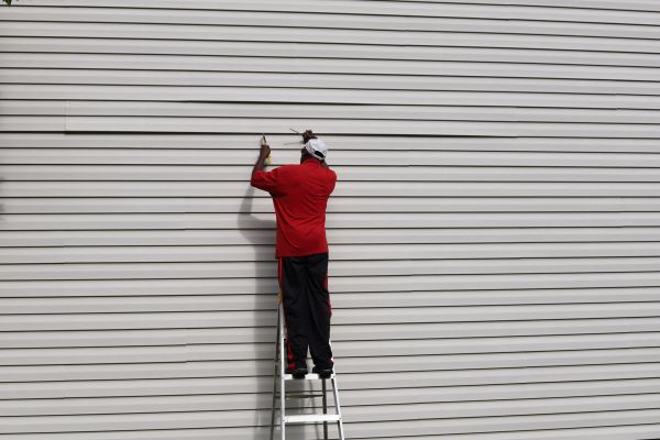 Cost of Siding Reattachment in New Castle