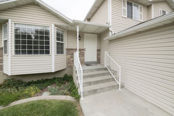 Cost of White Vinyl Siding Replacement in New Castle